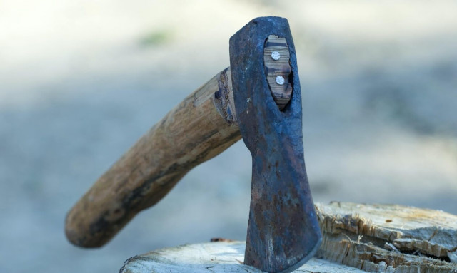 Θεσσαλονίκη: Σκηνές από ταινία τρόμου στη μέση του δρόμου – Πήγε να του επιτεθεί με τσεκούρι