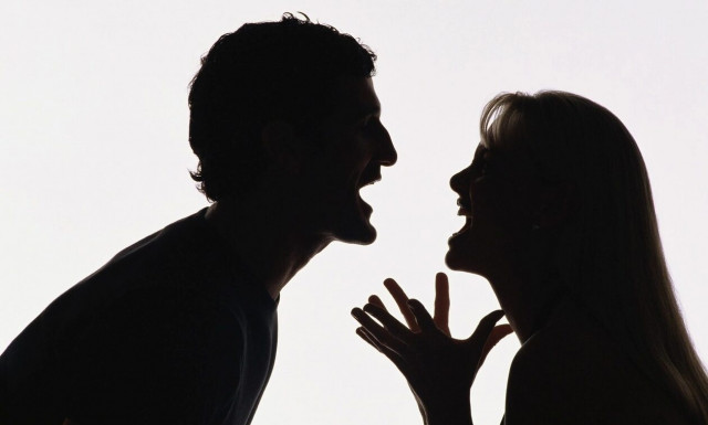 Σαββατοκύριακο του τρόμου για ζευγάρι στον Βόλο: Η σχέση κατέληξε σε ομηρεία, απειλές και δικαστήρια