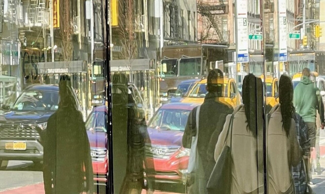 «Am I Not Light», λεύκωμα από τον μοριακό βιολόγο και φωτογράφο Bob Farese