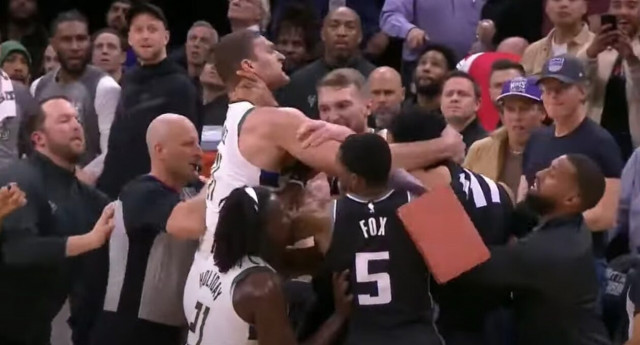 Παραλίγο γενικευμένη σύρραξη: Στα χέρια Λόπεζ και Λάιλς μετά από φάουλ στον Αντετοκούνμπο