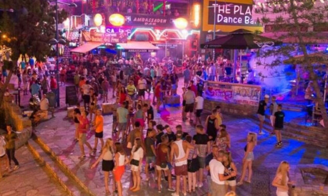 Kύπρος: Ήταν γυμνός και ζητούσε «βοήθεια» – Πήγαν να τον συλλάβουν και τους δάγκωσε