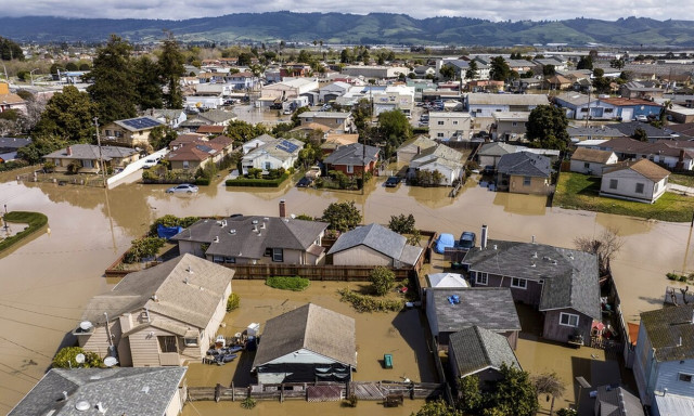 ΗΠΑ: Διπλή καταιγίδα πλήττει τις ακτές της χώρας σε ανατολή και δύση - Δείτε LIVE