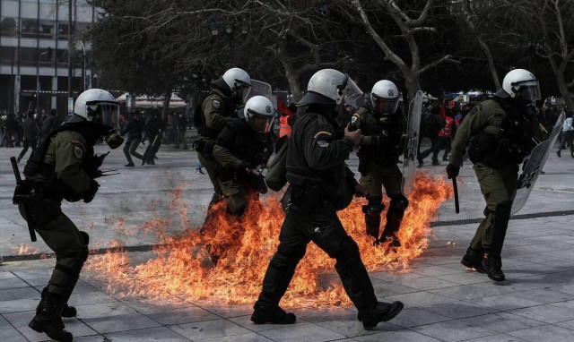 Επεισόδια τώρα στα Προπύλαια