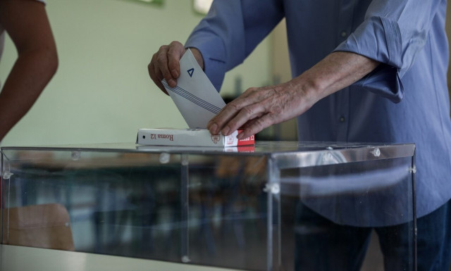 Τι δείχνουν οι δημοσκοπήσεις για ΝΔ και ΣΥΡΙΖΑ και πού «πέφτουν» οι ευθύνες για τα Τέμπη