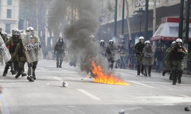 Επεισόδια με χημικά και μολότοφ στην πλατεία Συντάγματος
