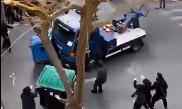 Αντιδράσεις για το βίντεο με τον γερανό που παρέσυρε κάδο και χτύπησε διαδηλωτή