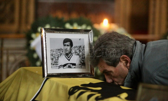 Το τελευταίο αντίο στον Μίμη Παπαϊωάννου: Σε λαϊκό προσκύνημα η σορός του