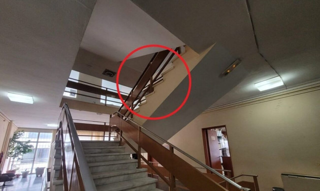 Λάρισα: Σοκ στα δικαστήρια - Νεαρός κρεμάστηκε με σχοινί (pics)