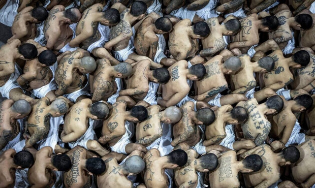 Νέο βίντεο - Άλλοι 2.000 ημίγυμνοι κρατούμενοι στη μεγαλύτερη φυλακή της Αμερικής