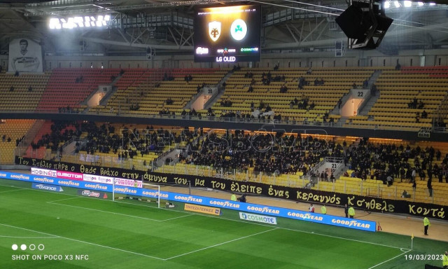 ΑΕΚ – Παναθηναϊκός: Το συγκλονιστικό πανό στη μνήμη του Μίμη Παπαϊωάννου