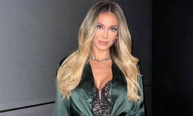 Ντιλέτα Λεότα: Η Ιταλίδα καλλονή ποζάρει με τις φανέλες Ρεάλ και Μπαρτσελόνα