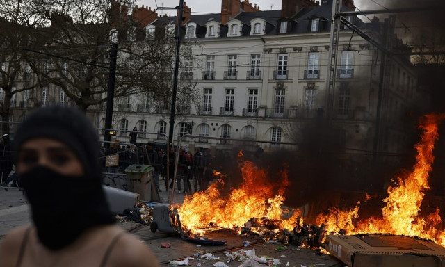 Στις φλόγες η Γαλλία για το συνταξιοδοτικό 