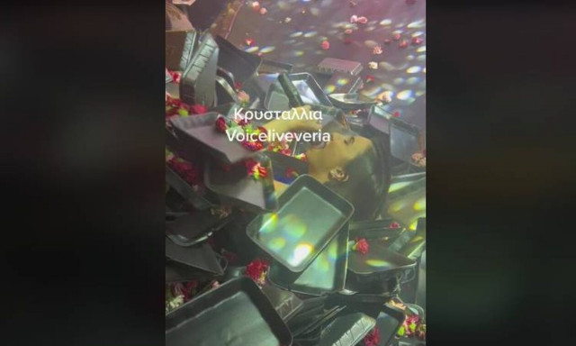 Κρυσταλλία: Τραγουδούσε «θαμμένη» κάτω από πανέρια με λουλούδια