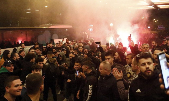 ΑΕΚ – Παναθηναϊκός: Αποθέωση και συνθήματα για πρωτάθλημα | Χωρίς προβλήματα οι αφίξεις