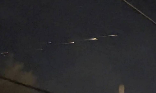 Συναγερμός στις ΗΠΑ για «μυστηριώδεις λωρίδες φωτός» στον ουρανό - Η επιστημονική εξήγηση