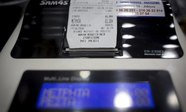 Αναδρομικά πρόστιμα για όσους δεν διαβιβάζουν στην ΑΑΔΕ στοιχεία αποδείξεων λιανικής