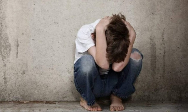 Λάρισα: Ηλικιωμένος χτυπούσε και έσερνε τον εγγονό του στο πεζοδρόμιο