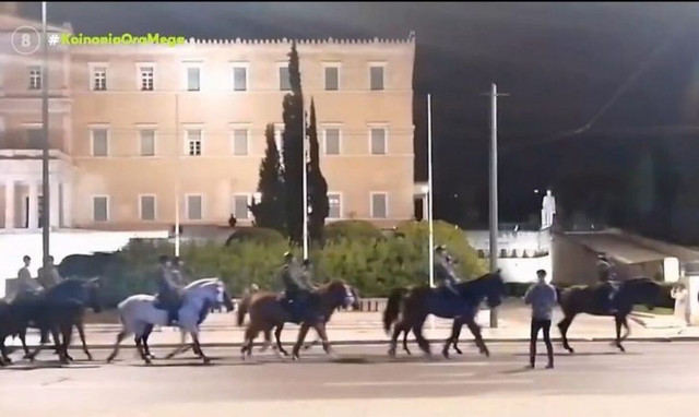 Έφιππη πρόβα στο Σύνταγμα για την παρέλαση της 25ης Μαρτίου