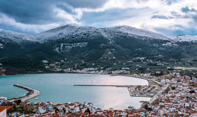 Mirror: Η Σκόπελος στις 10 πιο εμβληματικές κινηματογραφικές τοποθεσίες του κόσμου