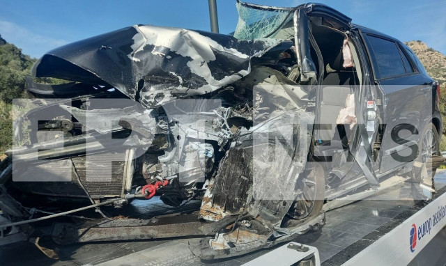 Σοβαρό τροχαίο στην Αθηνών - Σουνίου: Άμορφη μάζα το ένα ΙΧ, στο νοσοκομείο ο οδηγός