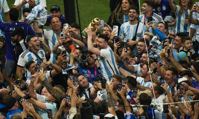 Λιονέλ Μέσι: Απόλυτη τρέλα στην Αργεντινή - Φυγαδεύτηκε από εστιατόριο λόγω εκατοντάδων οπαδών (vid)