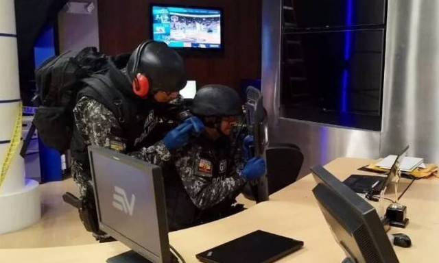 Iσημερινός: Δημοσιογράφος άνοιξε επιστολή με εκρηκτικά σε αίθουσα σύνταξης και τραυματίστηκε