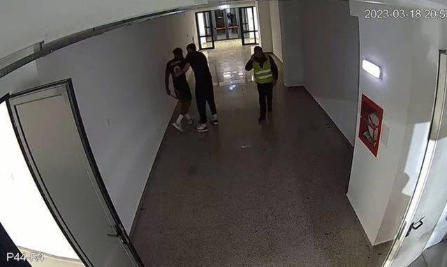 Απίστευτο σκηνικό στη Ρουμανία: Παίκτης αποβλήθηκε κι επέστρεψε με μεταλλικό κοντάρι (vids)