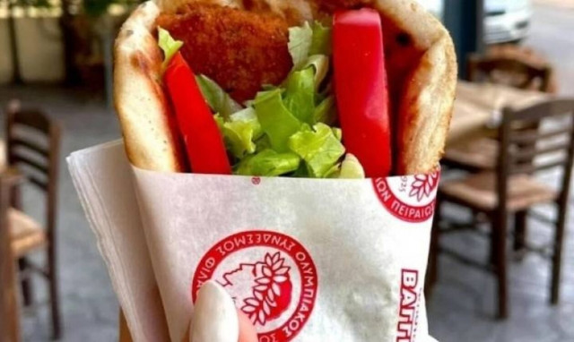 Το «ποδοσφαιρικό» πιτόγυρο: Στο σουβλατζίδικο που σου φτιάχνουν τυλιχτό με την ομάδα σου