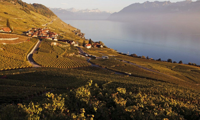 Politico: «Αν η βαρετή Ελβετία δεν μπορεί να σώσει τις τράπεζές της, ποιος μπορεί;»