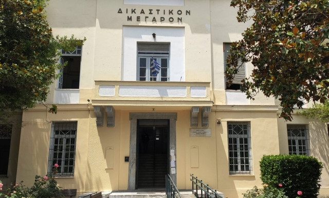 Την «πλάκωσε» στο ξύλο, τον πήγε στα δικαστήρια και έφυγαν μαζί χέρι-χέρι