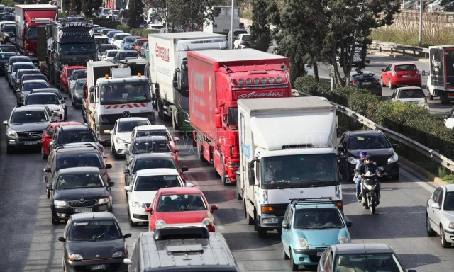 Τροχαίο στον Κηφισό - Σύγκρουση φορτηγού με μοτοσικλέτα