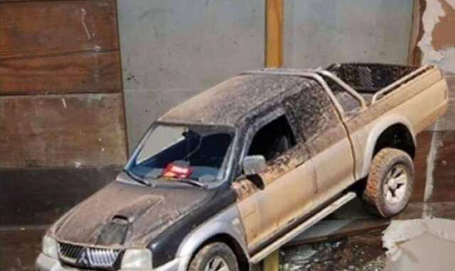 Απίστευτο τροχαίο στην Κρήτη: Αγροτικό γκρέμισε τοίχο σπιτιού και μπήκε μέσα