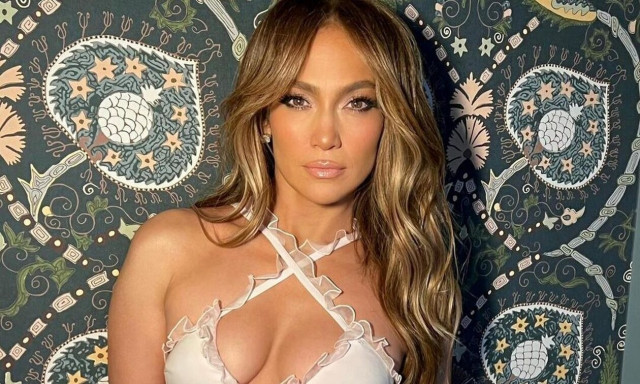 Τζένιφερ Λόπεζ: Νέα αποκαλυπτική φωτογράφιση - Ποζάρει μόνο με παπούτσια