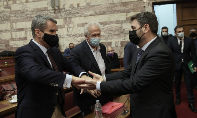 Βγήκαν «μαχαιριά» στο ΠΑΣΟΚ:  Όλο το παρασκήνιο της σύγκρουσης Ανδρουλάκη - Λοβέρδου