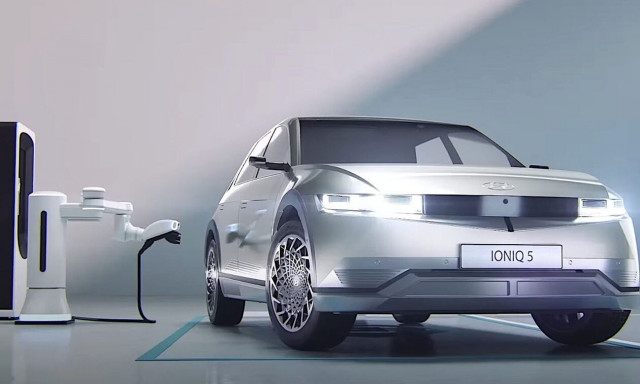 Ένα έξυπνο ρομπότ φόρτισης για ηλεκτρικά αυτοκίνητα (video)