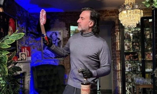 Ο Στέφανος Σαράτσης είναι ο Έλληνας Salt Bae που έχει κερδίσει το TikTok