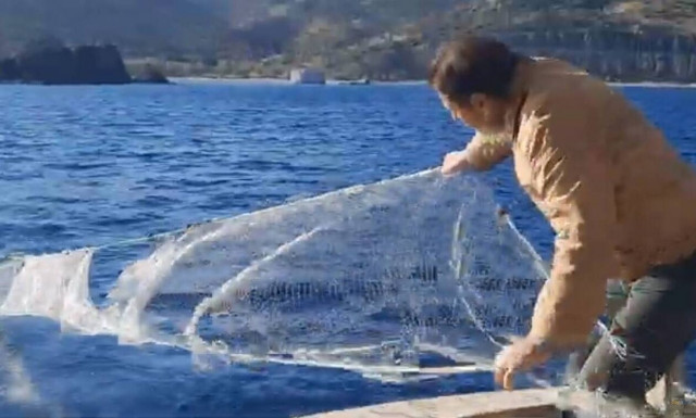 Βγάλαμε ψάρια με τον καπετάν Γιάννη στα ανοιχτά της Κρήτης!