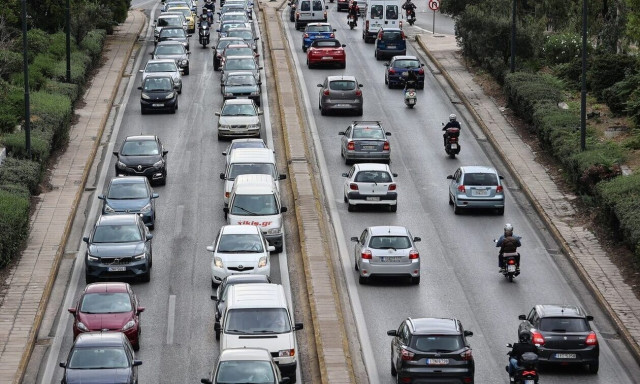 Κίνηση: Ουρές άνω των 10 χιλιομέτρων στον Κηφισό - Πού υπάρχουν προβλήματα