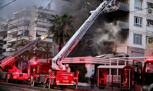 Φωτιά Νέα Σμύρνη: Βίντεο ντοκουμέντο από τη διάσωση ενοίκων της πολυκατοικίας μετά τον εμπρησμό