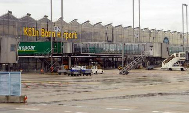 Γερμανία: Άνδρας έπεσε με αυτοκίνητο σε πεζούς στο αεροδρόμιο Κολωνίας-Βόννης - Αρκετοί τραυματίες