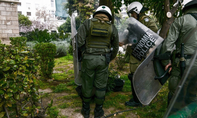 Εξάρχεια: Απείλησε αστυνομικούς με ψεύτικο όπλο ανήλικος και συνελήφθη