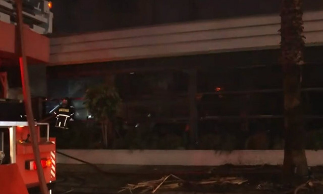 Φωτιά στη Νέα Σμύρνη: Στις φλόγες εστιατόριο σε ισόγειο πολυκατοικίας