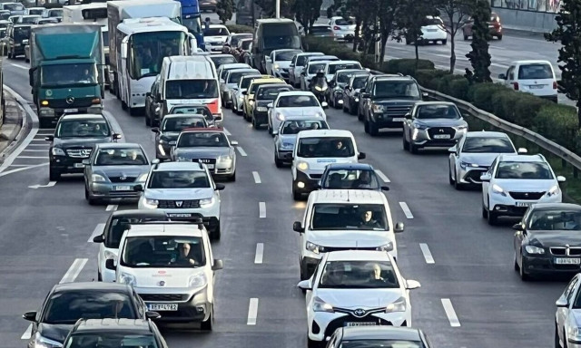 Κίνηση: Καραμπόλα με τέσσερα οχήματα στον Κηφισό με έναν ελαφρά τραυματία