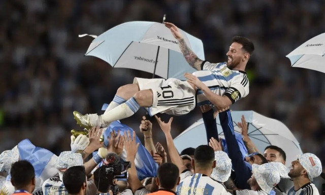 Αργεντινή: Ανατριχιαστικές εικόνες στο Μονουμεντάλ - Δάκρυα, αποθέωση και υπόκλιση στον Μέσι (vids)