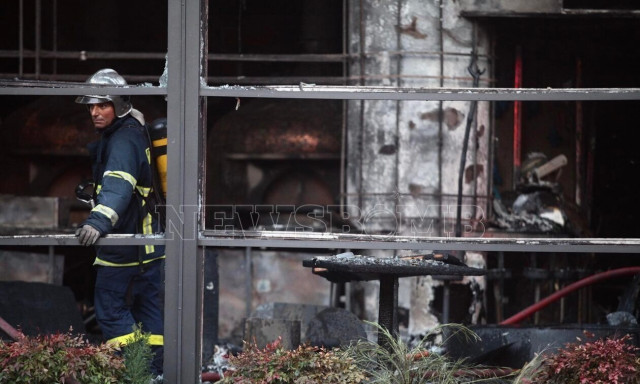 Φωτιά στη Νέα Σμύρνη: Κροτίδα βρέθηκε στο εστιατόριο - Κυκλώματα της νύχτας «βλέπει» η ΕΛΑΣ