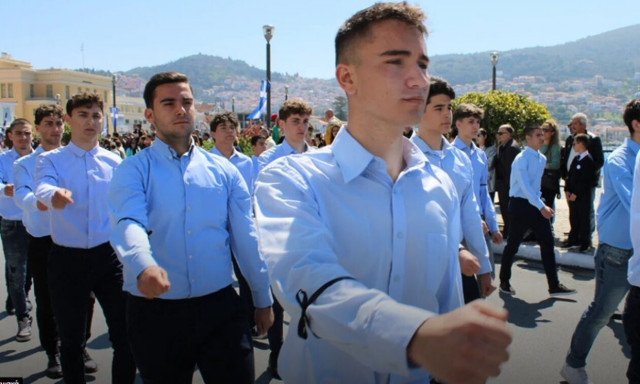 25η Μαρτίου - Σάμος: Παρέλασαν με μαύρα περιβραχιόνια οι μαθητές για την τραγωδία στα Τέμπη