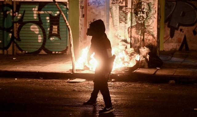 Ένταση στο Πολυτεχνείο: Επίθεση με πέτρες και μολότοφ σε αστυνομικούς