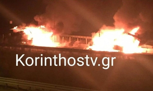 Εθνική οδός Κορίνθου - Πατρών: Νταλίκα «λαμπάδιασε» στην άκρη του δρόμου, στο ύψος του Δερβενίου