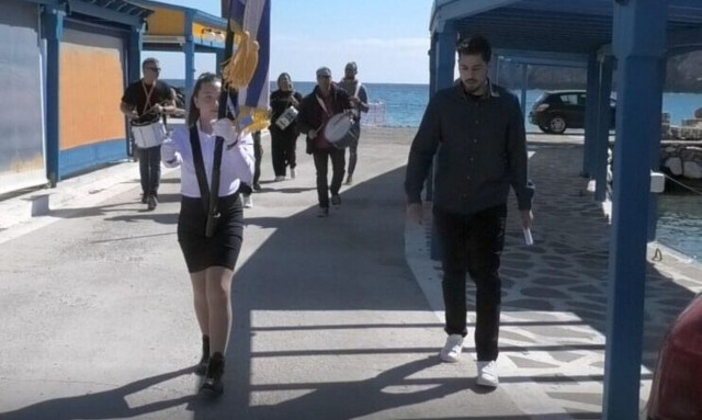 Νάξος - Παρέλαση 25ης Μαρτίου: Αποθεώθηκε η μαθήτρια που κράτησε ολομόναχη την ελληνική σημαία
