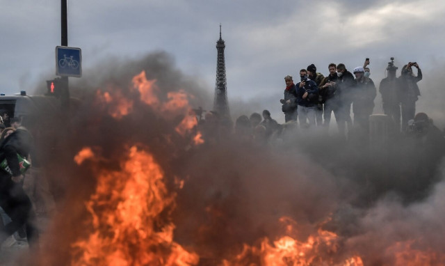 Χάος στην Γαλλία: Μετά το συνταξιοδοτικό, «πόλεμος» και για το νερό - «Άκαμπτος» ο Μακρόν